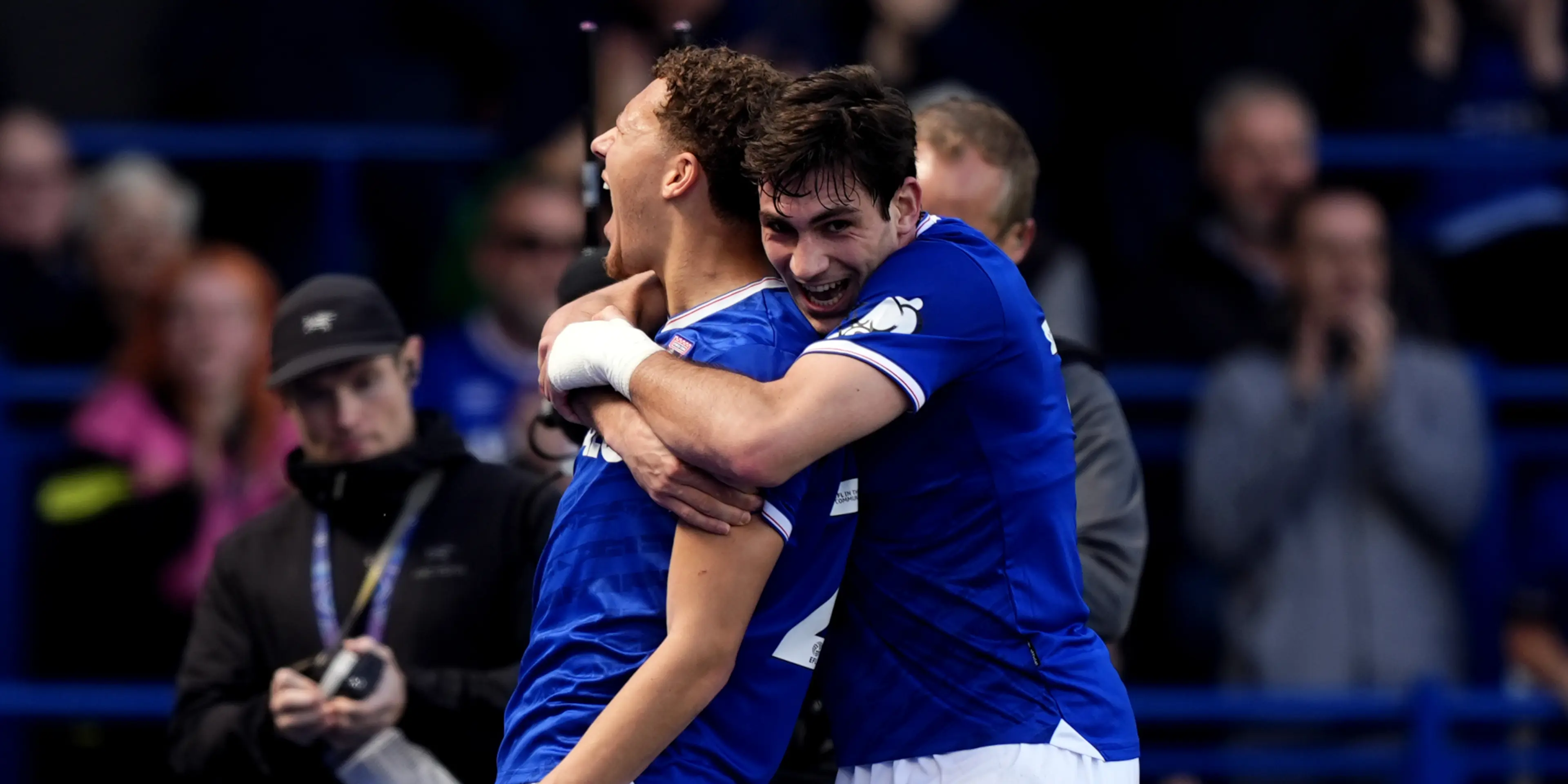 Ipswich score late to climb to second in Championship