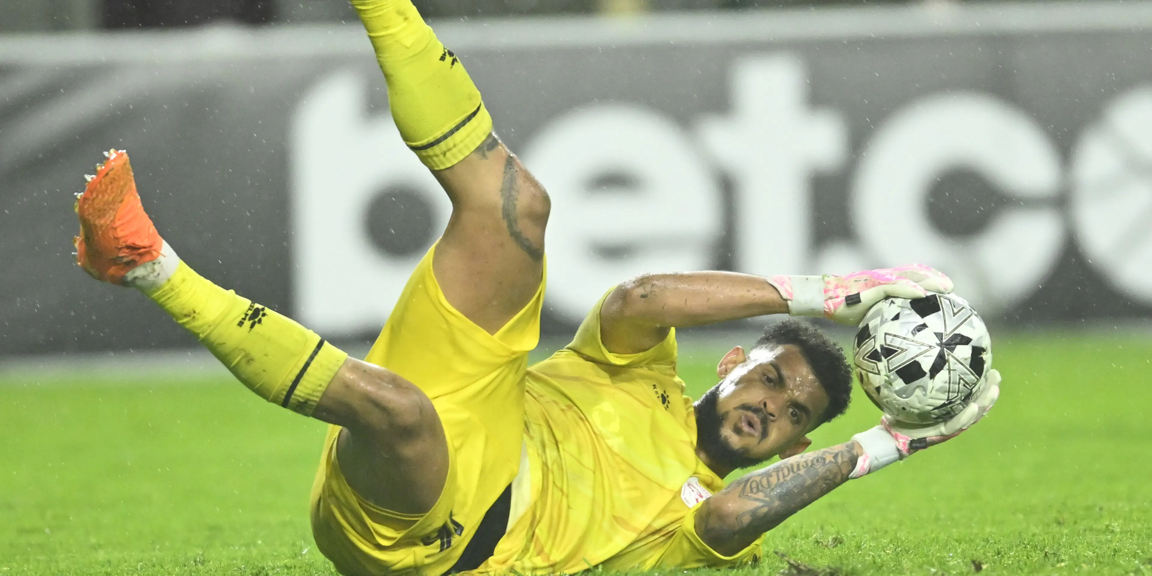 Goalkeeper Leaner taken off to protect him claims coach